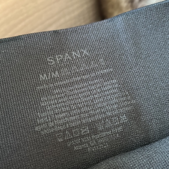 SPANX LOOK AT ME NOW SEAMLESS LEGGING - Revolve grey black CAMO print - medium - Picture 5 of 11